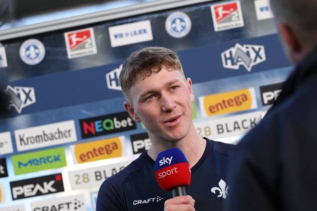 2025.02.23 xJFAx 2.Bundesliga 2024 25 23.Spieltag SV Darmstadt 98 - FC Schalke 04 v.l., zufrieden nach dem Spiel im Interview Clemens Riedel (SV Darmstadt 98) (DFL DFB REGULATIONS PROHIBIT ANY USE OF PHOTOGRAPHS as IMAGE SEQUENCES and or QUASI-VIDEO)