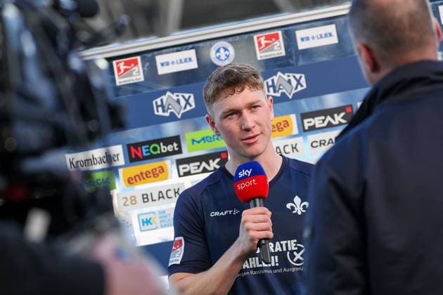 2025.02.23 xJFAx 2.Bundesliga 2024 25 23.Spieltag SV Darmstadt 98 - FC Schalke 04 v.l., zufrieden nach dem Spiel im Interview Clemens Riedel (SV Darmstadt 98) (DFL DFB REGULATIONS PROHIBIT ANY USE OF PHOTOGRAPHS as IMAGE SEQUENCES and or QUASI-VIDEO)