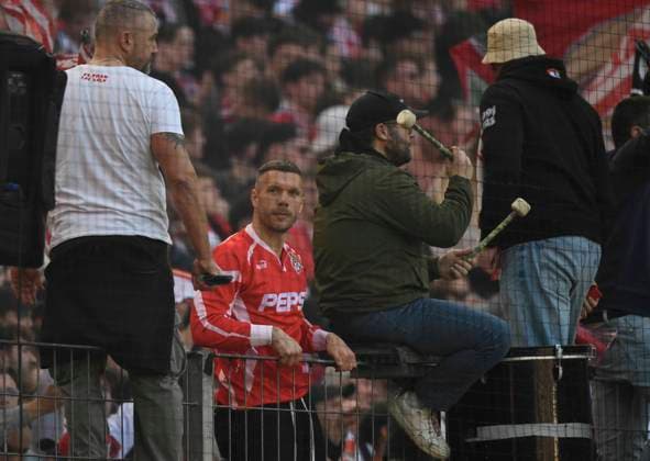 23.02.2025, xophax, Fussball 2.Fussball-Bundesliga 1.FC Köln gegen Düsseldorf Lukas Podolski in der Südkurve bei den FC Ultras (DFL DFB REGULATIONS PROHIBIT ANY USE OF PHOTOGRAPHS as IMAGE SEQUENCES and or QUASI-VIDEO) Köln