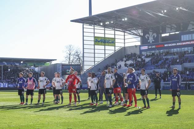 23.02.2025, Fussball, Saison 2024 2025, 2. Bundesliga, 23. Spieltag, SV Darmstadt 98 - FC Schalke 04, Mannschaft des FC Schalke 04 steht enttäuscht vor den Fans. Darmstadt Böllenfalltor Hessen Deutschland xRHR-FOTO YYx