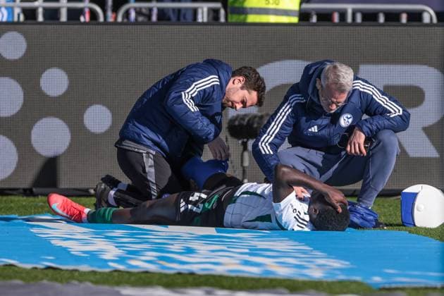 23.02.2025, Fussball, Saison 2024 2025, 2. Bundesliga, 23. Spieltag, SV Darmstadt 98 - FC Schalke 04, Zaid Amoussou-Tchibara (FC Schalke 04) liegt verletzt am Boden. Darmstadt Böllenfalltor Hessen Deutschland xRHR-FOTO YYx