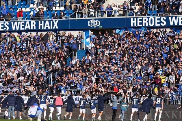 2025.02.23 xJFAx 2.Bundesliga 2024 25 23.Spieltag SV Darmstadt 98 - FC Schalke 04 v.l., die spieler von SV Darmstadt 98 bedankt sich bei den Fans, bedanken, Dank. Mannschaft nach dem Spiel, after the match bedankt sich bei den Fans, applauds the fans (DFL DFB REGULATIONS PROHIBIT ANY USE OF PHOTOGRAPHS as IMAGE SEQUENCES and or QUASI-VIDEO)