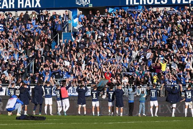 2025.02.23 xJFAx 2.Bundesliga 2024 25 23.Spieltag SV Darmstadt 98 - FC Schalke 04 v.l., die spieler von SV Darmstadt 98 bedankt sich bei den Fans, bedanken, Dank. Mannschaft nach dem Spiel, after the match bedankt sich bei den Fans, applauds the fans (DFL DFB REGULATIONS PROHIBIT ANY USE OF PHOTOGRAPHS as IMAGE SEQUENCES and or QUASI-VIDEO)