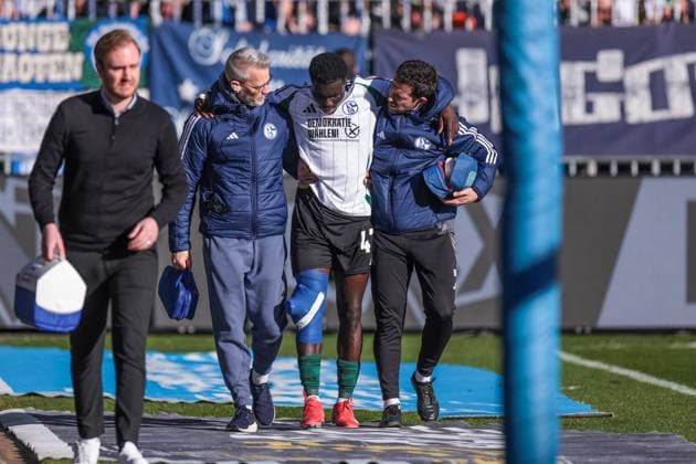 23.02.2025, Fussball, Saison 2024 2025, 2. Bundesliga, 23. Spieltag, SV Darmstadt 98 - FC Schalke 04, Zaid Amoussou-Tchibara (FC Schalke 04) geht verletzt vom Platz. Darmstadt Böllenfalltor Hessen Deutschland xRHR-FOTO YYx