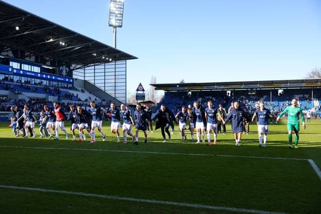 2025.02.23 xJFAx 2.Bundesliga 2024 25 23.Spieltag SV Darmstadt 98 - FC Schalke 04 v.l., die spieler von SV Darmstadt 98 bedankt sich bei den Fans, bedanken, Dank. Mannschaft nach dem Spiel, after the match bedankt sich bei den Fans, applauds the fans (DFL DFB REGULATIONS PROHIBIT ANY USE OF PHOTOGRAPHS as IMAGE SEQUENCES and or QUASI-VIDEO)