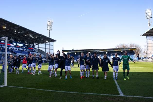 2025.02.23 xJFAx 2.Bundesliga 2024 25 23.Spieltag SV Darmstadt 98 - FC Schalke 04 v.l., die spieler von SV Darmstadt 98 bedankt sich bei den Fans, bedanken, Dank. Mannschaft nach dem Spiel, after the match bedankt sich bei den Fans, applauds the fans (DFL DFB REGULATIONS PROHIBIT ANY USE OF PHOTOGRAPHS as IMAGE SEQUENCES and or QUASI-VIDEO)