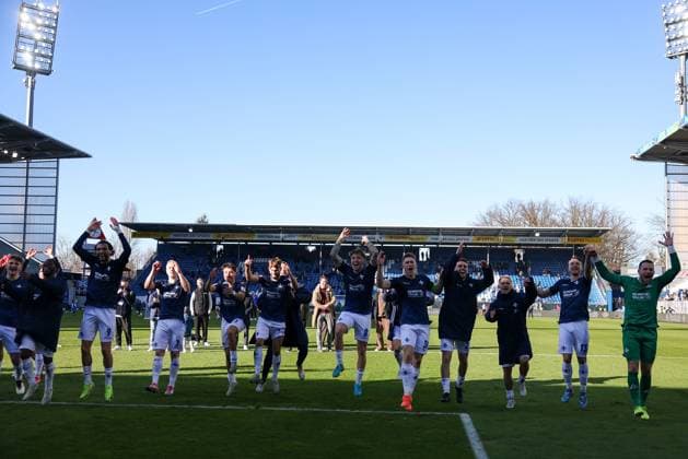 2025.02.23 xJFAx 2.Bundesliga 2024 25 23.Spieltag SV Darmstadt 98 - FC Schalke 04 v.l., die spieler von SV Darmstadt 98 bedankt sich bei den Fans, bedanken, Dank. Mannschaft nach dem Spiel, after the match bedankt sich bei den Fans, applauds the fans (DFL DFB REGULATIONS PROHIBIT ANY USE OF PHOTOGRAPHS as IMAGE SEQUENCES and or QUASI-VIDEO)