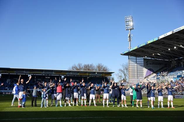 2025.02.23 xJFAx 2.Bundesliga 2024 25 23.Spieltag SV Darmstadt 98 - FC Schalke 04 v.l., die spieler von SV Darmstadt 98 bedankt sich bei den Fans, bedanken, Dank. Mannschaft nach dem Spiel, after the match bedankt sich bei den Fans, applauds the fans (DFL DFB REGULATIONS PROHIBIT ANY USE OF PHOTOGRAPHS as IMAGE SEQUENCES and or QUASI-VIDEO)