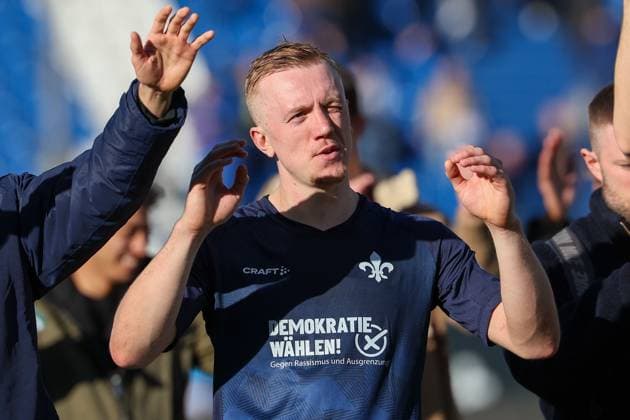 2025.02.23 xJFAx 2.Bundesliga 2024 25 23.Spieltag SV Darmstadt 98 - FC Schalke 04 v.l., Isac Alexi Sivert Lidberg (SV Darmstadt 98) bedankt sich bei den Fans, bedanken, Dank. Mannschaft nach dem Spiel, after the match bedankt sich bei den Fans, applauds the fans (DFL DFB REGULATIONS PROHIBIT ANY USE OF PHOTOGRAPHS as IMAGE SEQUENCES and or QUASI-VIDEO)
