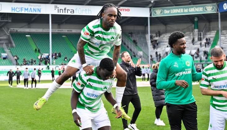 23.02.2025 - Fussball - Saison 2024 2025 - 2. Fussball - Bundesliga - 23. Spieltag: SpVgg Greuther Fürth ( Kleeblatt ) - BTSV Eintracht Braunschweig - Sportfoto Zink - xwoxzix - DFL regulations prohibit any use of photographs as image sequences and or quasi-video - only for editorial use - Noel Futkeu (9, SpVgg Greuther Fürth ) Joshua Quarshie (15, SpVgg Greuther Fürth ) Jubel Freude nach Spielende