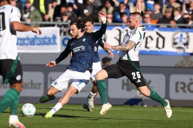 2025.02.23 xJFAx 2.Bundesliga 2024 25 23.Spieltag SV Darmstadt 98 - FC Schalke 04 v.l., Fraser Hornby (SV Darmstadt 98), Tomas Kalas (FC Schalke 04) Zweikampf, Action, Aktion, Battles for the Ball (DFL DFB REGULATIONS PROHIBIT ANY USE OF PHOTOGRAPHS as IMAGE SEQUENCES and or QUASI-VIDEO)