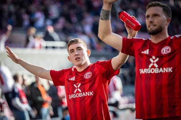 2. Fußball Bundesliga: 1. FC Köln - Fortuna Düsseldorf, 23.02.2025 Isak Bergmann Johannesson (Fortuna Düsseldorf, 8) bedankt sich bei den Fans; Köln, 23.02.2025 - 1. FC Köln - Fortuna Düsseldorf 23. Spieltag der 2. Fussball-Bundesliga: , 1. FC Köln - Fortuna Düsseldorf in der Rhein-Energie-Stadion in Köln. DFL REGULATIONS PROHIBIT ANY USE OF PHOTOGRAPHS AS IMAGE SEQUENCES AND OR QUASI-VIDEO.