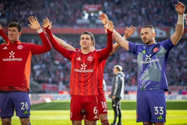 2. Fußball Bundesliga: 1. FC Köln - Fortuna Düsseldorf, 23.02.2025 Giovanni Haag (Fortuna Düsseldorf, 6) und Florian Kastenmeier (Fortuna Düsseldorf, 33) bedanken sich bei den Fans; Köln, 23.02.2025 - 1. FC Köln - Fortuna Düsseldorf 23. Spieltag der 2. Fussball-Bundesliga: , 1. FC Köln - Fortuna Düsseldorf in der Rhein-Energie-Stadion in Köln. DFL REGULATIONS PROHIBIT ANY USE OF PHOTOGRAPHS AS IMAGE SEQUENCES AND OR QUASI-VIDEO.