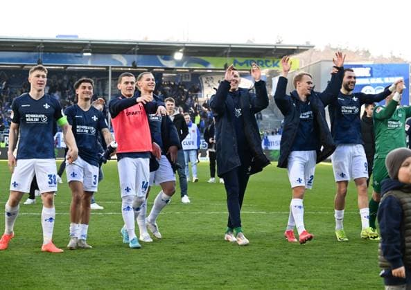 23.02.2025, xsltx, Fussball 2.Bundesliga, SV Darmstadt 98 - FC Schalke 04 v.l. Darmstadt feiert das 2:0 gegen Schalke (DFL DFB REGULATIONS PROHIBIT ANY USE OF PHOTOGRAPHS as IMAGE SEQUENCES and or QUASI-VIDEO)