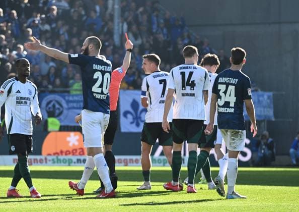 23.02.2025, xsltx, Fussball 2.Bundesliga, SV Darmstadt 98 - FC Schalke 04 v.l. Nicolas Winter (Schiedsrichter) zeigt Max Grüger (FC Schalke 04 2. v. re.) Gelb-Rot (DFL DFB REGULATIONS PROHIBIT ANY USE OF PHOTOGRAPHS as IMAGE SEQUENCES and or QUASI-VIDEO)