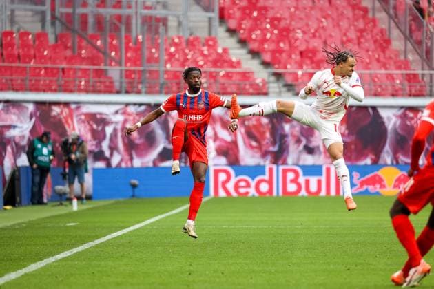 Sport Themen der Woche KW08 Sport Bilder des Tages Omar Haktab Traore (FC Heidenheim, 23) im Zweikampf mit Xavi Simons (RB Leipzig, 10), RB Leipzig vs. 1. FC Heidenheim, Fussball, 1. Bundesliga, 23. Spieltag, Saison 2024 2025, 23.02.2025,¨ DFL REGULATIONS PROHIBIT ANY USE OF PHOTOGRAPHS AS IMAGE SEQUENCES AND OR QUASI-VIDEO,¨ RB Leipzig vs. 1. FC Heidenheim, Fussball, 1. Bundesliga, 23. Spieltag, Saison 2024 2025, 23.02.2025 Leipzig *** Omar Haktab Traore FC Heidenheim, 23 in duel with Xavi Simons RB Leipzig, 10 , RB Leipzig vs 1 FC Heidenheim, Football, 1 Bundesliga, Matchday 23, Season 2024 2025, 23 02 2025,¨ DFL REGULATIONS PROHIBIT ANY USE OF PHOTOGRAPHS AS IMAGE SEQUENCES AND OR QUASI VIDEO,¨ RB Leipzig vs 1 FC Heidenheim, Football, 1 Bundesliga, Matchday 23, Season 2024 2025, 23 02 2025 Leipzig Copyright: xEibner-Pressefoto LauraxRoemerx EP_LRR