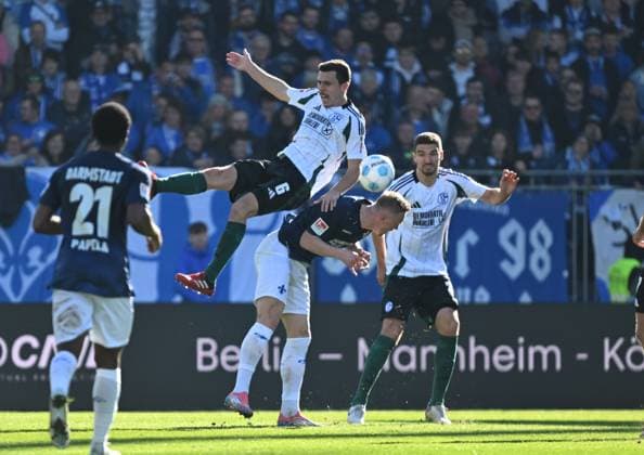 23.02.2025, xsltx, Fussball 2.Bundesliga, SV Darmstadt 98 - FC Schalke 04 v.l. Merveille Papela (SV Darmstadt 98), Ron Schallenberg (FC Schalke 04), Isac Lidberg (SV Darmstadt 98), Marcin Kaminski (FC Schalke 04) (DFL DFB REGULATIONS PROHIBIT ANY USE OF PHOTOGRAPHS as IMAGE SEQUENCES and or QUASI-VIDEO)