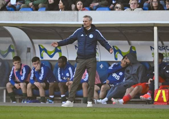 23.02.2025, xsltx, Fussball 2.Bundesliga, SV Darmstadt 98 - FC Schalke 04 v.l. Ein ratloser Kees van Wonderen (Cheftrainer FC Schalke 04) (DFL DFB REGULATIONS PROHIBIT ANY USE OF PHOTOGRAPHS as IMAGE SEQUENCES and or QUASI-VIDEO)