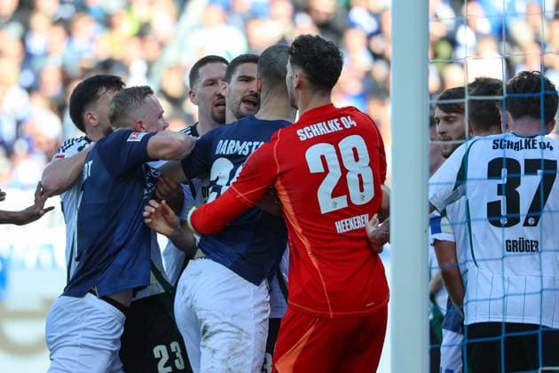 Darmstadt, Deutschland 23. Februar 2025: 2. Liga - 2024 2025 - SV Darmstadt 98 vs. FC Schalke 04 Im Bild: Rudelbildung im Strafraum von Schalke, DFL regulations prohibit any use of photographs as image sequences and or quasi-video Merck-Stadion am Böllenfalltor Hessen