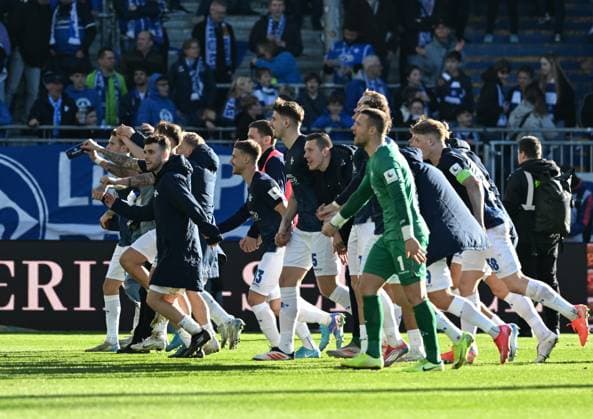 23.02.2025, xsltx, Fussball 2.Bundesliga, SV Darmstadt 98 - FC Schalke 04 v.l. Jubel beim SV Darmstadt 98 nach dem 2:0 gegen Schalke und dem Ende einer Durststrecke (DFL DFB REGULATIONS PROHIBIT ANY USE OF PHOTOGRAPHS as IMAGE SEQUENCES and or QUASI-VIDEO)
