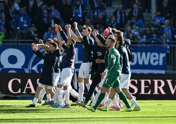 23.02.2025, xsltx, Fussball 2.Bundesliga, SV Darmstadt 98 - FC Schalke 04 v.l. Jubel beim SV Darmstadt 98 nach dem 2:0 gegen Schalke und dem Ende einer Durststrecke (DFL DFB REGULATIONS PROHIBIT ANY USE OF PHOTOGRAPHS as IMAGE SEQUENCES and or QUASI-VIDEO)
