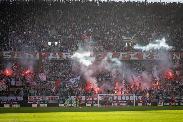 2. Fußball Bundesliga: 1. FC Köln - Fortuna Düsseldorf, 23.02.2025 Die Fans in der Südkurve zünden Pyrotechnik nach dem 1:0; Köln, 23.02.2025 - 1. FC Köln - Fortuna Düsseldorf 23. Spieltag der 2. Fussball-Bundesliga: , 1. FC Köln - Fortuna Düsseldorf in der Rhein-Energie-Stadion in Köln. DFL REGULATIONS PROHIBIT ANY USE OF PHOTOGRAPHS AS IMAGE SEQUENCES AND OR QUASI-VIDEO.