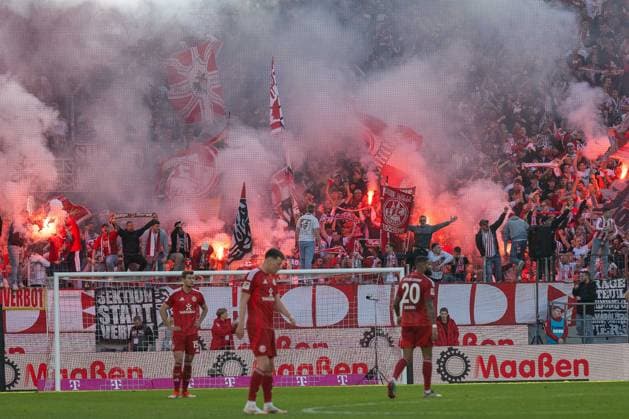 23.02.2025, Fussball: 2. Bundesliga, Saison 2024 2025, 23. Spieltag, 1. FC Koeln - Fortuna Duesseldorf im RheinEnergieStadion in Koeln. Die Koelner Fans feiern das Tor zum 1:0. Wichtiger Hinweis: Gemaess den Vorgaben der DFL Deutsche Fussball Liga bzw. des DFB Deutscher Fussball-Bund ist es untersagt, in dem Stadion und oder vom Spiel angefertigte Fotoaufnahmen in Form von Sequenzbildern und oder videoaehnlichen Fotostrecken zu verwerten bzw. verwerten zu lassen. Foto: Kirchner-Media Thomas Haesler