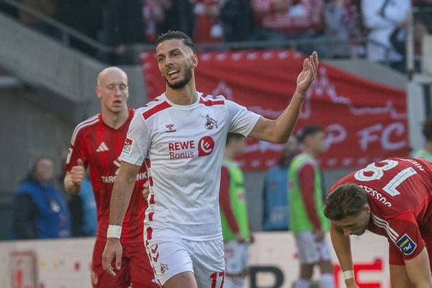 23.02.2025, Fussball: 2. Bundesliga, Saison 2024 2025, 23. Spieltag, 1. FC Koeln - Fortuna Duesseldorf im RheinEnergieStadion in Koeln. Leart Pacarada (1. FC Koeln, 17) kann die Entscheidung des Schiedsrichters nicht verstehen und reklamiert. Wichtiger Hinweis: Gemaess den Vorgaben der DFL Deutsche Fussball Liga bzw. des DFB Deutscher Fussball-Bund ist es untersagt, in dem Stadion und oder vom Spiel angefertigte Fotoaufnahmen in Form von Sequenzbildern und oder videoaehnlichen Fotostrecken zu verwerten bzw. verwerten zu lassen. Foto: Kirchner-Media Thomas Haesler