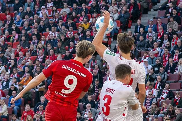 23.02.2025, Fussball: 2. Bundesliga, Saison 2024 2025, 23. Spieltag, 1. FC Koeln - Fortuna Duesseldorf im RheinEnergieStadion in Koeln. Joel Pascal Schmied (1. FC Koeln, 02) spielt den Ball im Strafraum mit der Hand und verursacht dadurch einen Elfmeter. Dabei Vincent Vermeij (Fortuna Duesseldorf, 09) und Dominique Heintz (1. FC Koeln, 03). Wichtiger Hinweis: Gemaess den Vorgaben der DFL Deutsche Fussball Liga bzw. des DFB Deutscher Fussball-Bund ist es untersagt, in dem Stadion und oder vom Spiel angefertigte Fotoaufnahmen in Form von Sequenzbildern und oder videoaehnlichen Fotostrecken zu verwerten bzw. verwerten zu lassen. Foto: Kirchner-Media Thomas Haesler