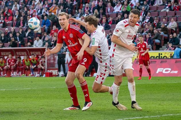 23.02.2025, Fussball: 2. Bundesliga, Saison 2024 2025, 23. Spieltag, 1. FC Koeln - Fortuna Duesseldorf im RheinEnergieStadion in Koeln. Vincent Vermeij (Fortuna Duesseldorf, 09) beschwert sich direkt nach dem Handspiel und Dominique Heintz (1. FC Koeln, 03) beschwert sich wegen eines angeblichen Fouls. Wichtiger Hinweis: Gemaess den Vorgaben der DFL Deutsche Fussball Liga bzw. des DFB Deutscher Fussball-Bund ist es untersagt, in dem Stadion und oder vom Spiel angefertigte Fotoaufnahmen in Form von Sequenzbildern und oder videoaehnlichen Fotostrecken zu verwerten bzw. verwerten zu lassen. Foto: Kirchner-Media Thomas Haesler