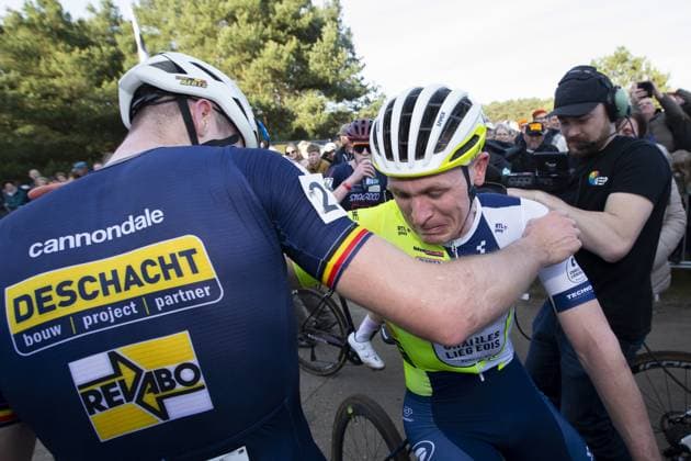 Belgian Thijs Aerts embraces his brother Toon after the women s elite race at the Sluitingsprijs Oostmalle cyclocross race, Sunday 23 February 2025, in Oostmalle, the last race of the 2024-2025 cyclocross season. KRISTOFxVANxACCOM  x113104061x