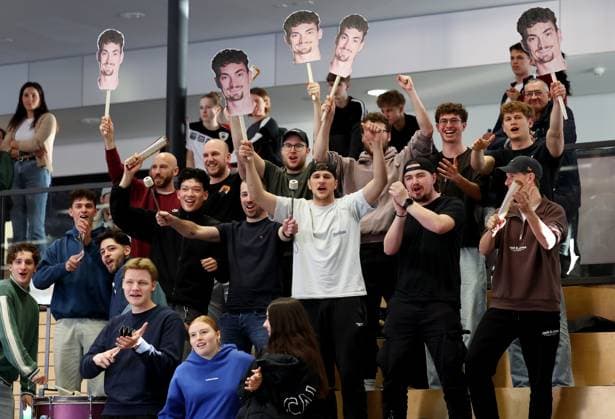 BAU 23.02.2025 Ludwigsburg Volleyball Barock Volleys Ludwigsburg vs. SSG Langen, Ludwigsburger Fans halten Köpfe aus Pappe mit dem Gesicht von Tim Köpli (Barock Volleys) hoch