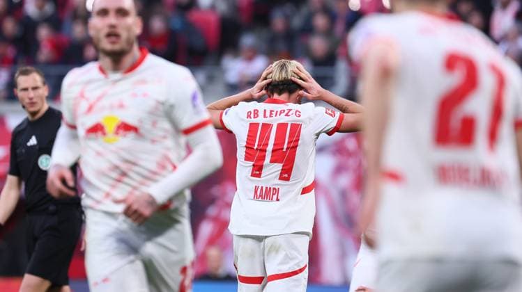 RB Leipzig Ð Heidenheim Bundesliga Leipzig, 23.02.2025, Red Bull Arena, Fußball, 1.Bundesliga, 23.Spieltag , RB Leipzig vs. 1.FC Heidenheim , Im Bild: Kevin Kampl (44, RB Leipzig) enttäuscht. , Nur zur redaktionellen Nutzung. Only editorial use. , DFL DFB regulations prohibit any use of photographs as image sequences and or quasi-video. ,