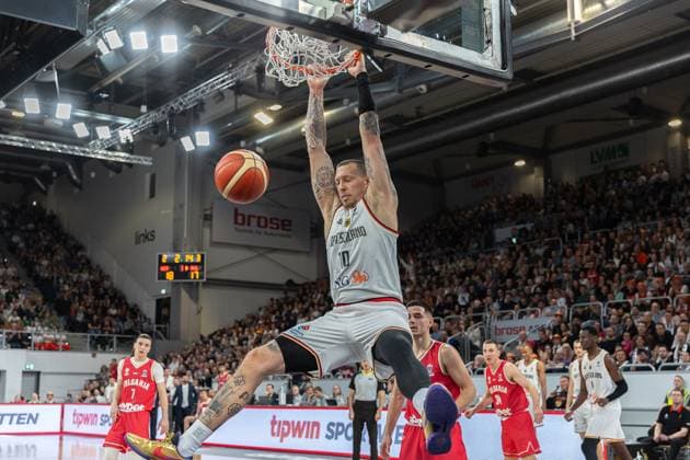 Sport Bilder des Tages Daniel Theis (Deutschland, 10), Einzelbild, Einzelfoto, Portrait, Portraet, Dunking, Deutschland vs. Bulgarien, Basketball, FIBA EuroBasket 2025 Qualifiers, Gruppe D - Spieltag 6, 23.02.2025 Deutschland vs. Bulgarien, Basketball, FIBA EuroBasket 2025 Qualifiers, Gruppe D - Spieltag 6, 23.02.2025 Bamberg Copyright: xEibner-Pressefoto G.xSantemizx EP_GSZ