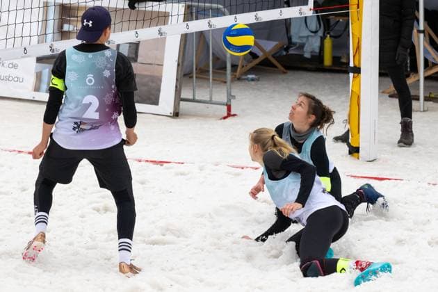 Deutsche Snow Volleyball Meisterschaften Deutsche Meisterinnen im Snow Volleyball 2025 Nelly Barber, Melanie Gernert, Lydia Scherber von den Füchsen Berlin Reinickendorf gegen Michi Henry (SV Lohhof), Agantha Leiner (SV Lohhof und Eva Schilf (TSV Sonthofen) Am Boden Barber und Lydia Scherber Oberstaufen Bayern Deutschland Allgäu