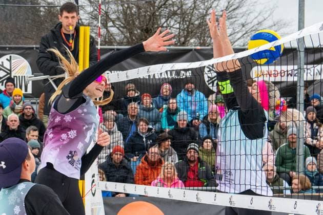 Deutsche Snow Volleyball Meisterschaften Deutsche Meisterinnen im Snow Volleyball 2025 Nelly Barber, Melanie Gernert, Lydia Scherber von den Füchsen Berlin Reinickendorf gegen Michi Henry (SV Lohhof), Agantha Leiner (SV Lohhof und Eva Schilf (TSV Sonthofen) Am Netz Barber und Schilf Oberstaufen Bayern Deutschland Allgäu