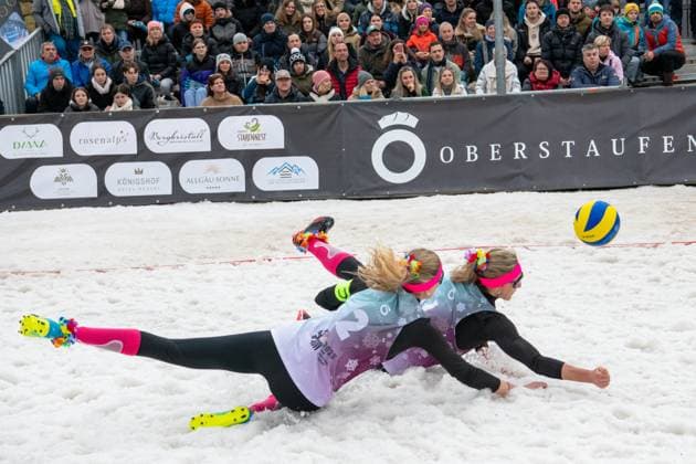 Deutsche Snow Volleyball Meisterschaften Deutsche Meisterinnen im Snow Volleyball 2025 Nelly Barber, Melanie Gernert, Lydia Scherber von den Füchsen Berlin Reinickendorf gegen Michi Henry (SV Lohhof), Agantha Leiner (SV Lohhof und Eva Schilf (TSV Sonthofen) Am Boden Henry und Leiner Oberstaufen Bayern Deutschland Allgäu