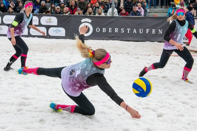 Deutsche Snow Volleyball Meisterschaften Deutsche Meisterinnen im Snow Volleyball 2025 Nelly Barber, Melanie Gernert, Lydia Scherber von den Füchsen Berlin Reinickendorf gegen Michi Henry (SV Lohhof), Agantha Leiner (SV Lohhof und Eva Schilf (TSV Sonthofen) Am Ball Agatha Leiner Oberstaufen Bayern Deutschland Allgäu