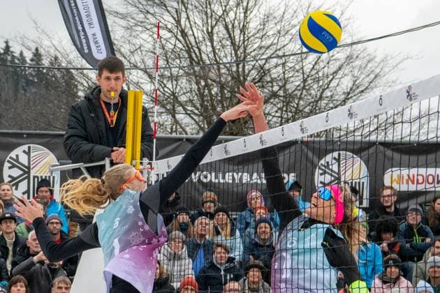 Deutsche Snow Volleyball Meisterschaften Deutsche Meisterinnen im Snow Volleyball 2025 Nelly Barber, Melanie Gernert, Lydia Scherber von den Füchsen Berlin Reinickendorf. Am Boden Barber und Lydia Scherber Oberstaufen Bayern Deutschland Allgäu