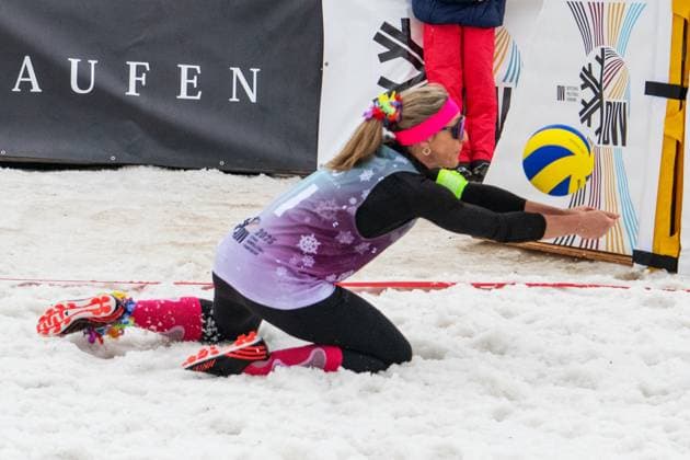 Deutsche Snow Volleyball Meisterschaften Deutsche Meisterinnen im Snow Volleyball 2025 Nelly Barber, Melanie Gernert, Lydia Scherber von den Füchsen Berlin Reinickendorf gegen Michi Henry (SV Lohhof), Agantha Leiner (SV Lohhof und Eva Schilf (TSV Sonthofen) Am Boden Barber und Lydia Scherber Am Ball Michi Henry Oberstaufen Bayern Deutschland Allgäu