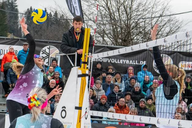 Deutsche Snow Volleyball Meisterschaften Deutsche Meisterinnen im Snow Volleyball 2025 Nelly Barber, Melanie Gernert, Lydia Scherber von den Füchsen Berlin Reinickendorf gegen Michi Henry (SV Lohhof), Agantha Leiner (SV Lohhof und Eva Schilf (TSV Sonthofen) Am Ball Michi Henry Oberstaufen Bayern Deutschland Allgäu