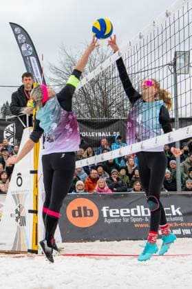 Deutsche Snow Volleyball Meisterschaften Deutsche Meisterinnen im Snow Volleyball 2025 Nelly Barber, Melanie Gernert, Lydia Scherber von den Füchsen Berlin Reinickendorf gegen Michi Henry (SV Lohhof), Agantha Leiner (SV Lohhof und Eva Schilf (TSV Sonthofen) Am Boden Barber und Lydia Scherber Oberstaufen Bayern Deutschland Allgäu