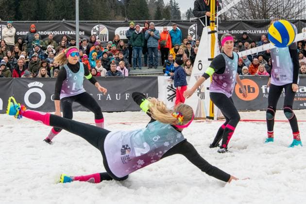 Deutsche Snow Volleyball Meisterschaften Deutsche Meisterinnen im Snow Volleyball 2025 Nelly Barber, Melanie Gernert, Lydia Scherber von den Füchsen Berlin Reinickendorf gegen Michi Henry (SV Lohhof), Agantha Leiner (SV Lohhof und Eva Schilf (TSV Sonthofen) Vordergrund Agatha Leiner Oberstaufen Bayern Deutschland Allgäu