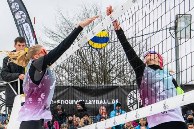 Deutsche Snow Volleyball Meisterschaften Deutsche Meisterinnen im Snow Volleyball 2025 Nelly Barber, Melanie Gernert, Lydia Scherber von den Füchsen Berlin Reinickendorf gegen Michi Henry (SV Lohhof), Agantha Leiner (SV Lohhof und Eva Schilf (TSV Sonthofen) Oberstaufen Bayern Deutschland Allgäu