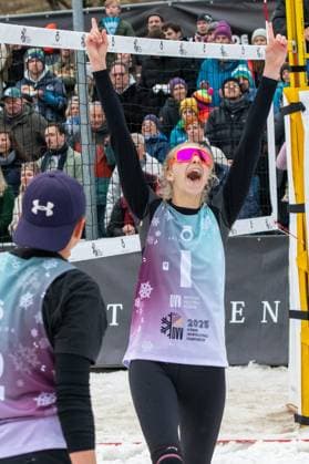 Deutsche Snow Volleyball Meisterschaften Deutsche Meisterinnen im Snow Volleyball 2025 Nelly Barber, Melanie Gernert, Lydia Scherber von den Füchsen Berlin Reinickendorf gegen Michi Henry (SV Lohhof), Agantha Leiner (SV Lohhof und Eva Schilf (TSV Sonthofen) Siegesjubel Nelly Barber Oberstaufen Bayern Deutschland Allgäu