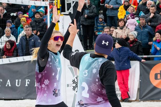 Deutsche Snow Volleyball Meisterschaften Deutsche Meisterinnen im Snow Volleyball 2025 Nelly Barber, Melanie Gernert, Lydia Scherber von den Füchsen Berlin Reinickendorf gegen Michi Henry (SV Lohhof), Agantha Leiner (SV Lohhof und Eva Schilf (TSV Sonthofen) Siegeljubel Nelly Barber Oberstaufen Bayern Deutschland Allgäu