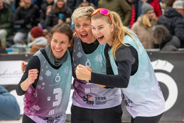 Deutsche Snow Volleyball Meisterschaften Deutsche Meisterinnen im Snow Volleyball 2025 Nelly Barber, Melanie Gernert, Lydia Scherber von den Füchsen Berlin Reinickendorf gegen Michi Henry (SV Lohhof), Agantha Leiner (SV Lohhof und Eva Schilf (TSV Sonthofen) Siegesjubel Scherber, Gernert und Barber Oberstaufen Bayern Deutschland Allgäu