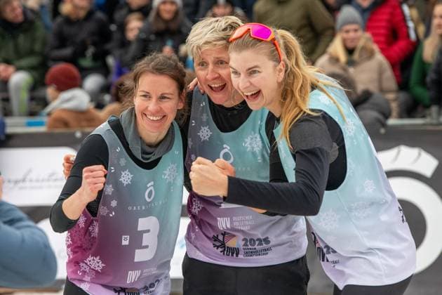 Deutsche Snow Volleyball Meisterschaften Deutsche Meisterinnen im Snow Volleyball 2025 Nelly Barber, Melanie Gernert, Lydia Scherber von den Füchsen Berlin Reinickendorf gegen Michi Henry (SV Lohhof), Agantha Leiner (SV Lohhof und Eva Schilf (TSV Sonthofen) Siegesjubel Scherber, Gernert und Barber Oberstaufen Bayern Deutschland Allgäu