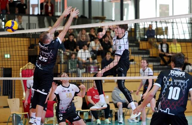 BAU 23.02.2025 Ludwigsburg Volleyball Barock Volleys Ludwigsburg vs. SSG Langen, v.l. Simon Hennicke (Langen), Darius Diefenbach (LB)