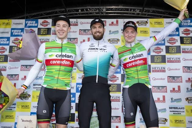 Sport Bilder des Tages Belgian Laurens Sweeck, Dutch Joris Nieuwenhuis and Belgian Toon Vandebosch celebrate on the podium after the men s elite race at the Sluitingsprijs Oostmalle cyclocross race, Sunday 23 February 2025, in Oostmalle, the last race of the 2024-2025 cyclocross season. KRISTOFxVANxACCOM  x113106829x